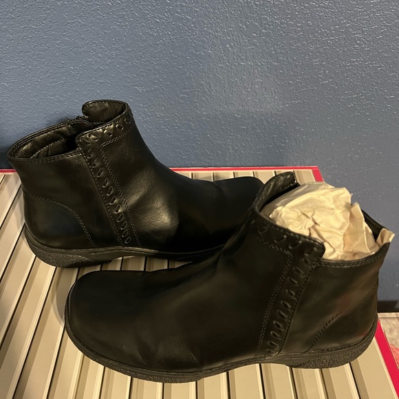 Croft & Barrow Size 7 1/2M Black Boots EUC - Picture 3 of 9